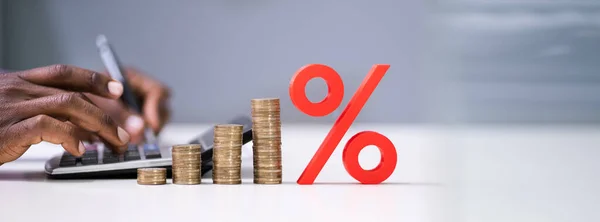 Close Símbolo Percentual Vermelho Frente Empresário Calculando Fatura — Fotografia de Stock