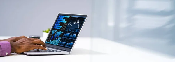 職場のコンピュータでグラフを分析するビジネスマンの手のクローズアップ — ストック写真