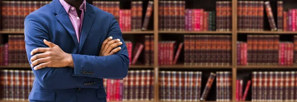 Розрив Адвоката Обіймами Стоїть Проти Книг Полицях — стокове фото
