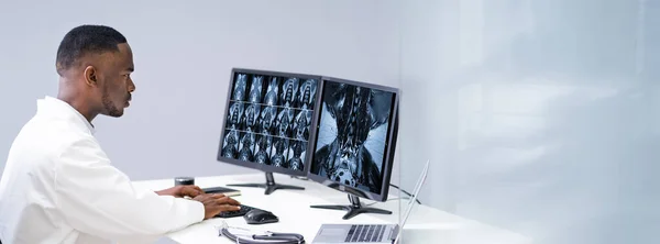 Médico Masculino Maduro Examinando Radiografía Columna Vertebral Clínica — Foto de Stock