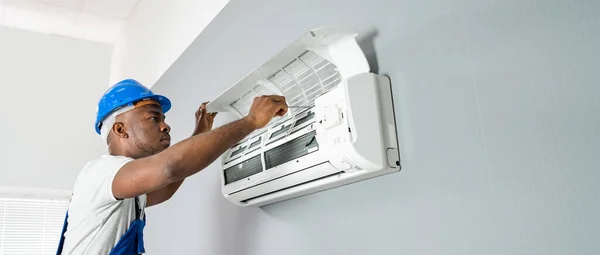 Šťastný Africké Mužské Technik Opravy Klimatizace — Stock fotografie