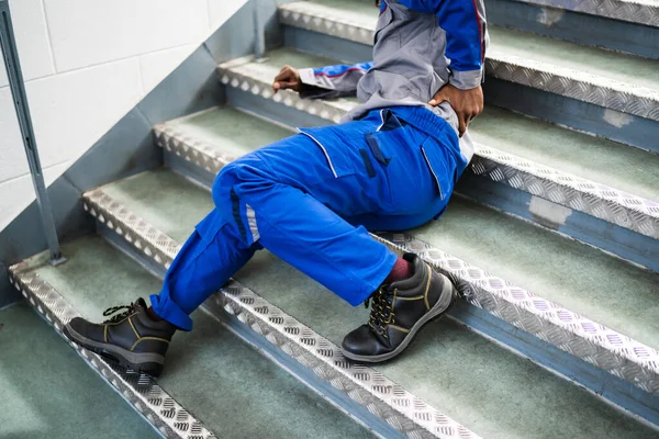 Lavoratore Uomo Sdraiato Scala Dopo Slittamento Caduta Incidente — Foto Stock