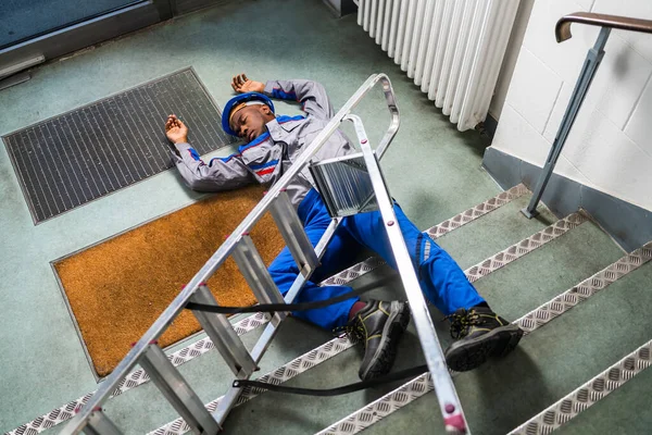 Verletzter Lenker Fiel Von Boden Liegender Leiter — Stockfoto