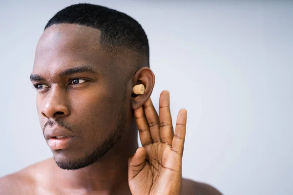 Oído Cerca Hombre Que Usa Audífonos Escucha Sonido Silencioso — Foto de Stock