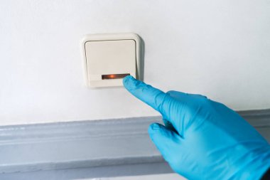 Adam Coronavirüs enfeksiyonundan korunmak için düğmeye basıyor.