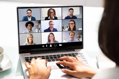 Laptopta Evde Çalışan Bir Kadın Grup Video Konferansı Yapıyor