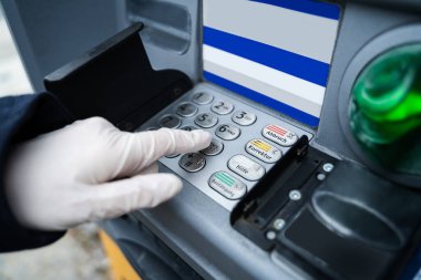 Coronavirüs enfeksiyonundan korunmak için ATM kullanırken eldiven takmak