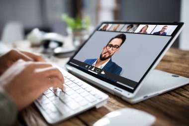 Laptop 'ta Çevrimiçi Grup Video Konferansı Yapan Adam