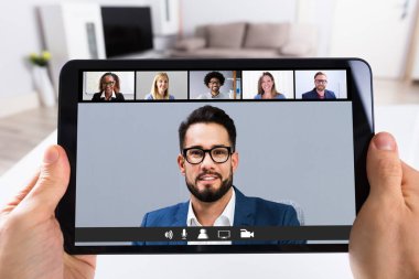 Tablet 'te Ev İçi Grup Video Konferansı Yapan Adam