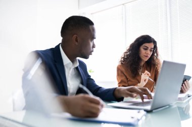 Fatura hesap makinesi ile hesaplama iki genç iş adamları