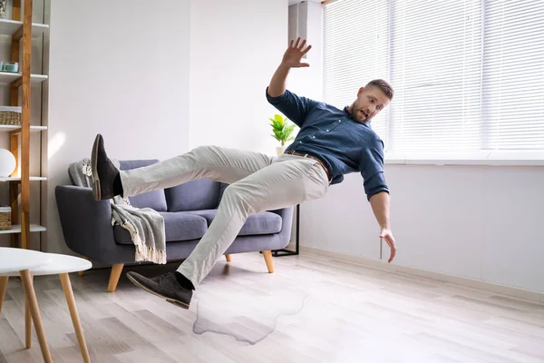 Mann Rutscht Aus Und Stürzt Hause — Stockfoto