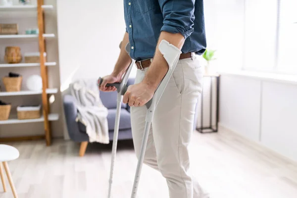 Gehandicapte Man Die Krukken Gebruikt Thuis Lopen — Stockfoto