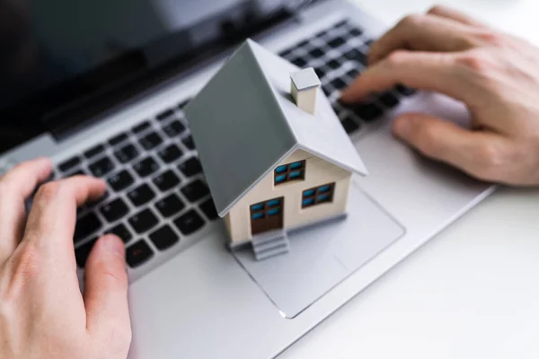 Modelo Casa Imóvel Perto Portátil Mesa — Fotografia de Stock