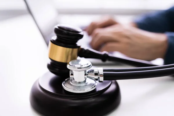 Close Mallet Stethoscope Gavel Office Desk Businessperson Using Laptop — Stock Photo, Image