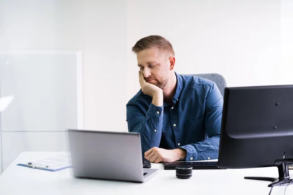 Foto Van Vermoeide Zakenman Slapend Kantoor — Stockfoto