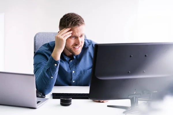 Gestresster Junger Geschäftsmann Sitzt Schreibtisch Büro — Stockfoto