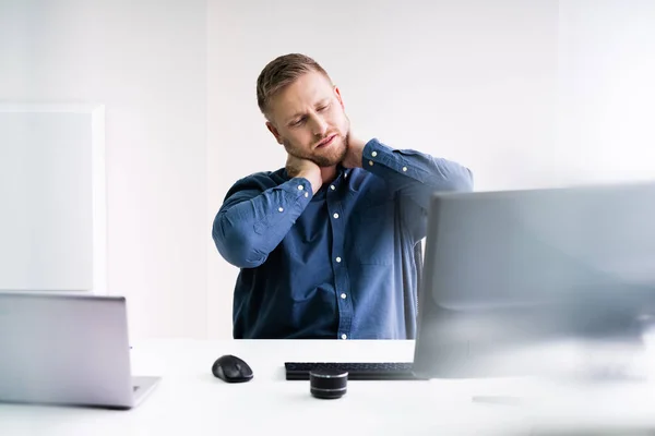 Mladý Podnikatel Kanceláři Stolem Trpí Bolesti Krku — Stock fotografie