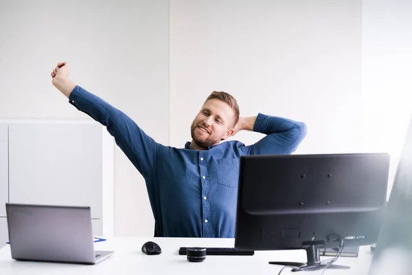 Primo Piano Giovane Imprenditore Che Allunga Braccia Sul Posto Lavoro — Foto Stock