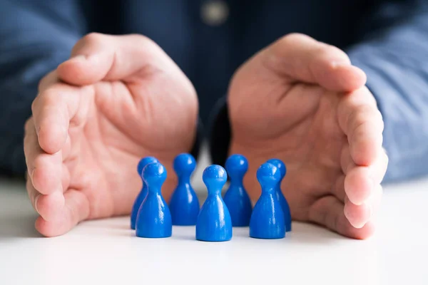 Primer Plano Mano Una Persona Protegiendo Peones Multicolores Formando Círculo — Foto de Stock