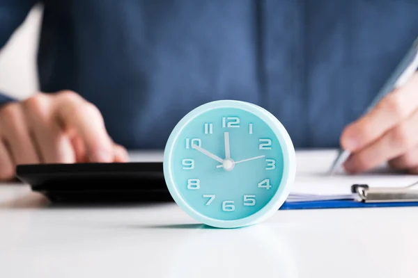 Empresario Que Usa Calculadora Para Calcular Factura Con Reloj Despertador — Foto de Stock