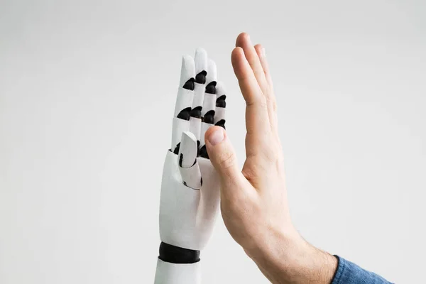 Primer Plano Robot Hombre Dando High Five Contra Fondo Gris —  Fotos de Stock