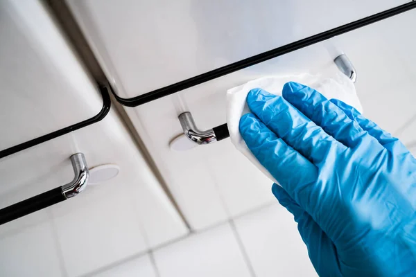 Man Afvegen Kabinet Handvat Keuken Met Ontsmettingsmiddel Tegen Virusinfectie — Stockfoto