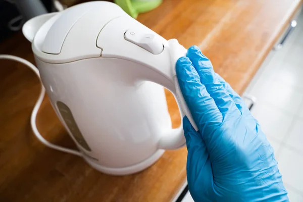 Man Veegt Elektrische Thee Ketel Handvat Met Ontsmettingsmiddel Tegen Virusinfectie — Stockfoto