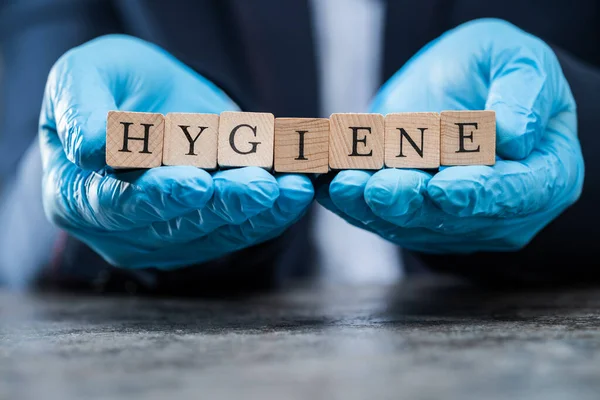 Hand Hand Handschoenen Houden Hygiëne Woord Coronavirus Concept — Stockfoto