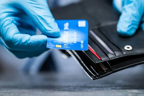 Consumer Holding Cartão Crédito Luvas Para Proteger Coronavirus — Fotografia de Stock