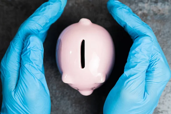 Hand Hand Handschoenen Beschermen Piggybank Geld Besparen Tegen Coronavirus Recessie — Stockfoto