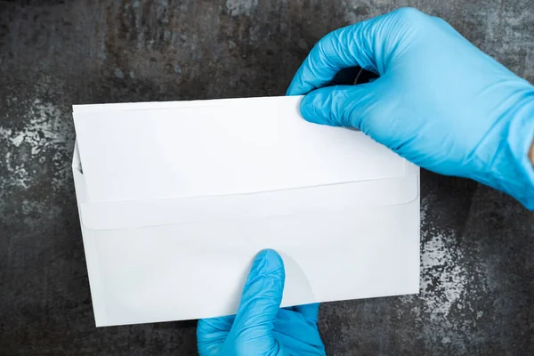 Verhoogde Weergave Van Een Persoon Verwijderen Van Papier Uit Envelop — Stockfoto