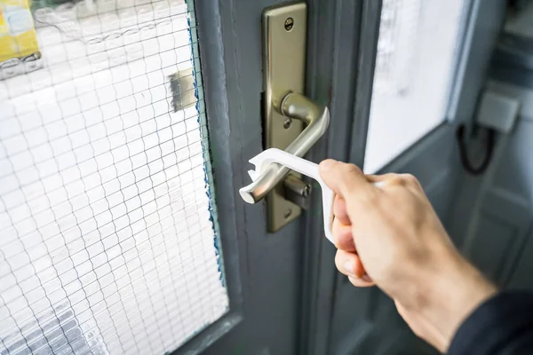 Homme Utilisant Outil Sans Contact Pour Ouvrir Porte Pour Protéger — Photo