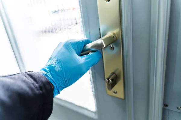 Man Met Behulp Van Handschoenen Openen Deur Beschermen Tegen Coronavirus — Stockfoto