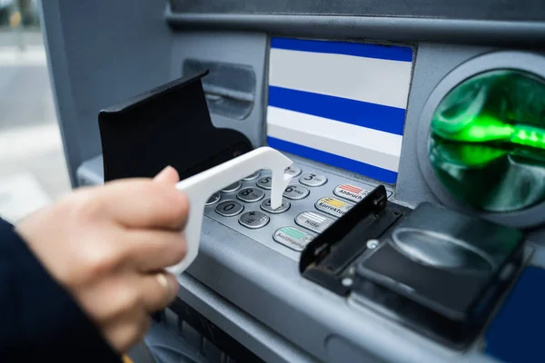 Indossare Utilizzando Atm Con Strumento Senza Contatto Proteggere Dall Infezione — Foto Stock