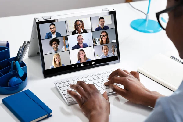 Kvinna Som Arbetar Hemifrån Med Grupp Videokonferens Laptop — Stockfoto