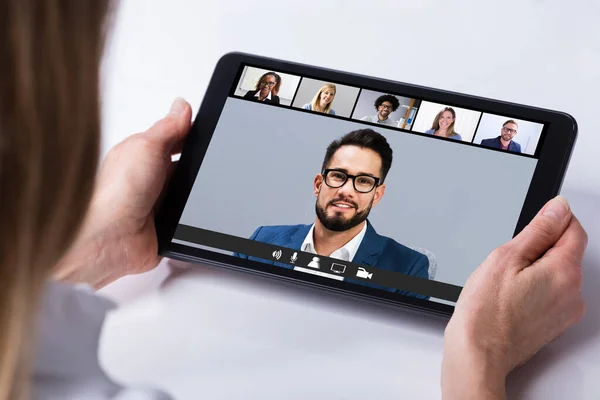 Mulher Trabalhando Casa Tendo Grupo Videoconferência Tablet — Fotografia de Stock