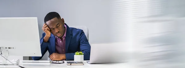 Baner Zmęczonego Afrykańskiego Biznesmena Śpiącego Biurze — Zdjęcie stockowe