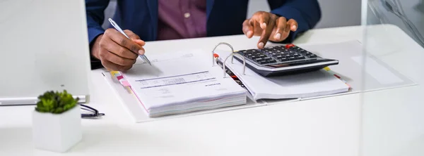 Midsection Businessman Berekening Van Belasting Bij Office Desk — Stockfoto