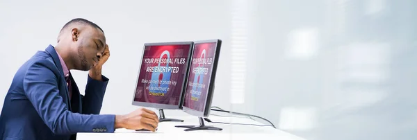 Empresario Preocupado Mirando Computadora Portátil Con Ransomware Palabra Pantalla Lugar — Foto de Stock