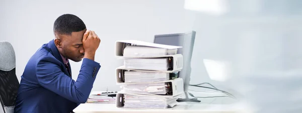 Workaholic Manager Mitarbeiter Mit Kopfschmerzen Und Stress — Stockfoto