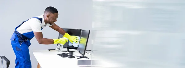 Ofisteki Paçavrayla Masaüstü Ekranını Temizleyen Bir Adamın Eli Nin Yakın — Stok fotoğraf