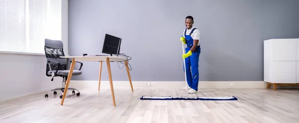 Hombre Con Fregona Señal Suelo Húmedo — Foto de Stock