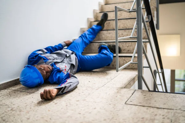 Medvetslös Handyman Liggande Trappan Med Hjälm Golvet — Stockfoto