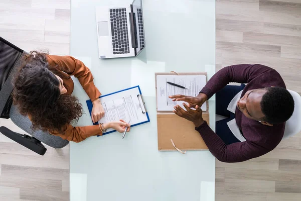 Glad Affärsman Och Affärskvinna Diskutera Office — Stockfoto