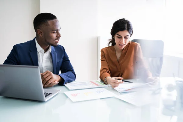 Zugeschnittenes Bild Einer Geschäftsfrau Die Schreibtisch Büro Auf Grafik Schreibt — Stockfoto