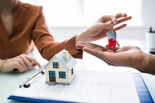 Mäklare Ger Hus Nycklar Till Kunden Efter Undertecknandet Kontrakt — Stockfoto