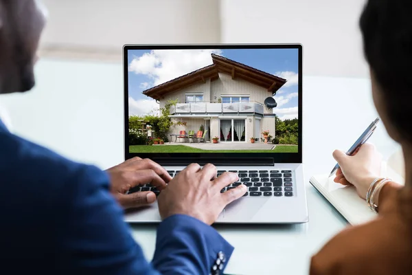 Närbild Ett Par Som Söker Nytt Hus Laptop — Stockfoto