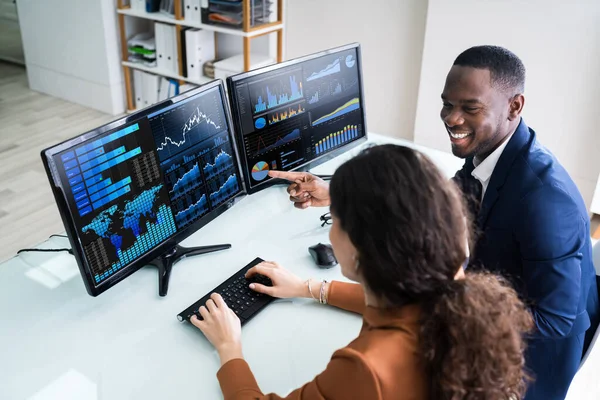 Side View Male Female Stock Market Broker Analyzing Graphs Laptop — Stock Photo, Image