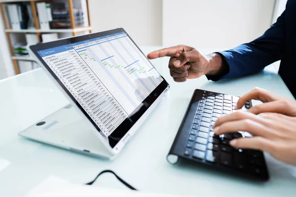 Två Unga Företagare Som Analyserar Gantt Diagram Laptop — Stockfoto