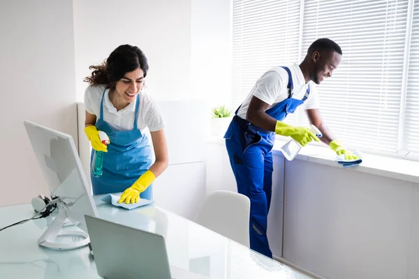 Junge Männliche Und Weibliche Reinigungskräfte Putzen Büro — Stockfoto